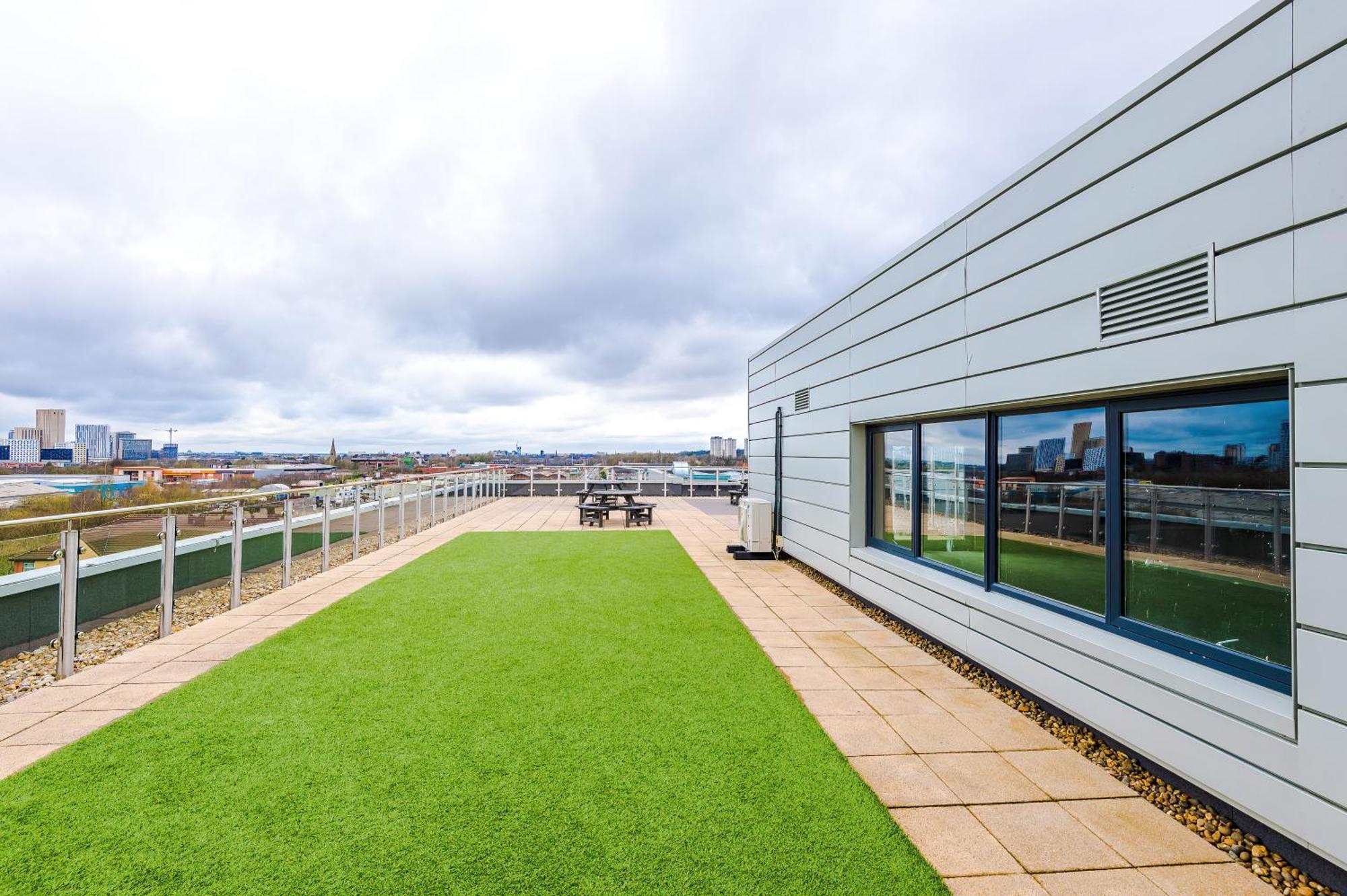 Modern 2 Bed Apartment With Balcony By Host A Home Manchester Exterior foto