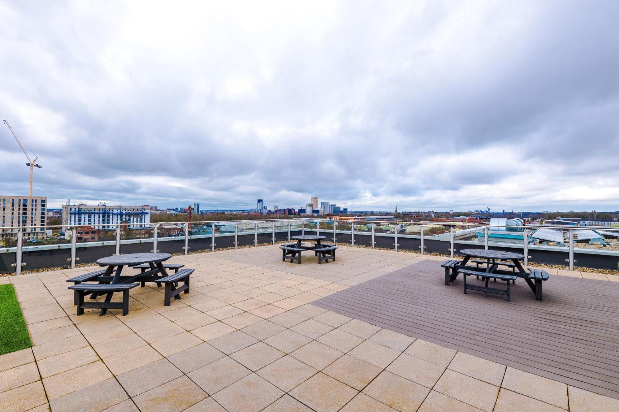 Modern 2 Bed Apartment With Balcony By Host A Home Manchester Exterior foto