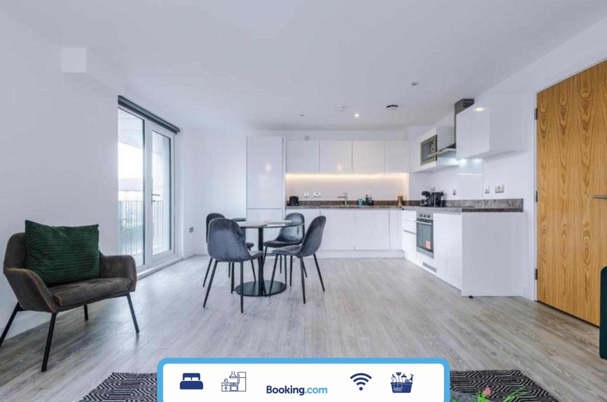 Modern 2 Bed Apartment With Balcony By Host A Home Manchester Exterior foto