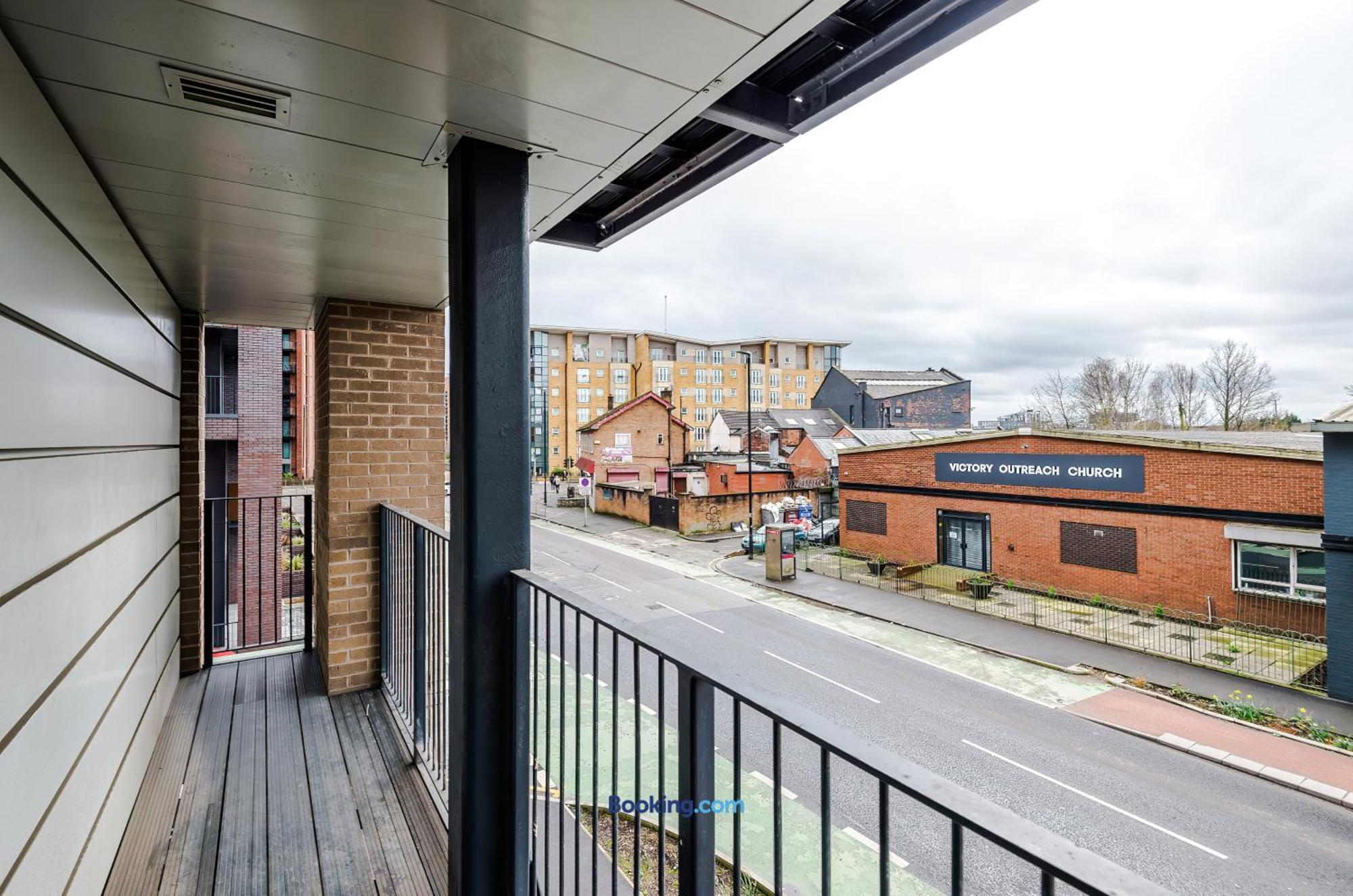 Modern 2 Bed Apartment With Balcony By Host A Home Manchester Exterior foto