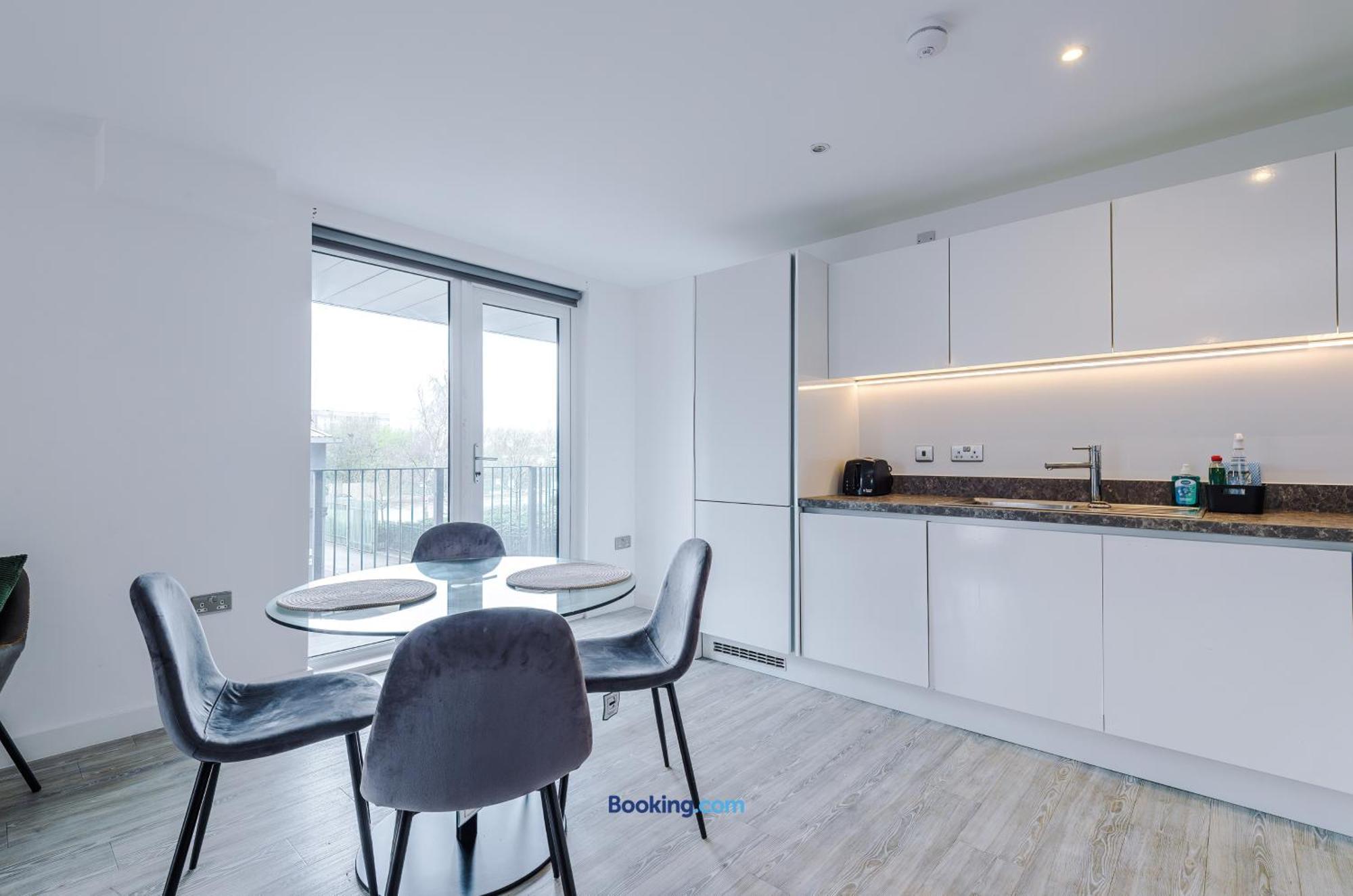 Modern 2 Bed Apartment With Balcony By Host A Home Manchester Exterior foto